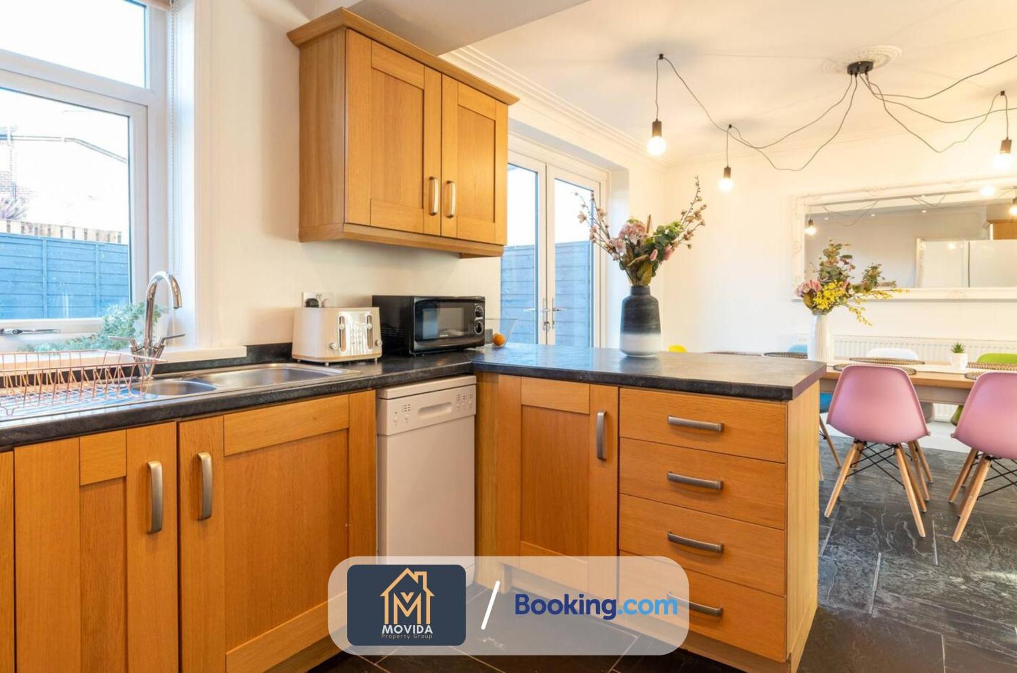 Large Modern 6 Bedroom House By Movida Property Group Short Lets & Serviced Accommodation With Games Room Leeds (West Yorkshire) Exterior foto