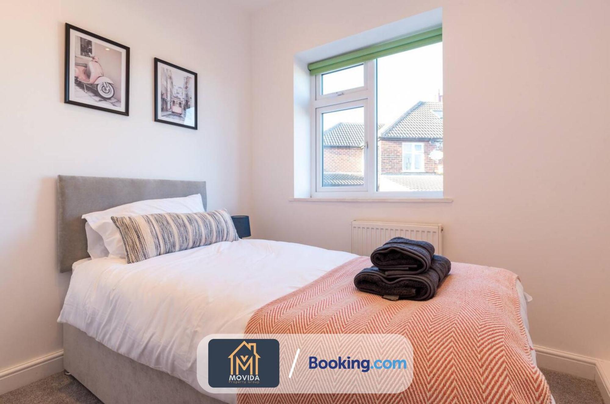 Large Modern 6 Bedroom House By Movida Property Group Short Lets & Serviced Accommodation With Games Room Leeds (West Yorkshire) Exterior foto